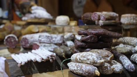 Trockenwürste-Fleisch-Sete-Indoor-Markt-Frankreich-Herault-Okzitanien